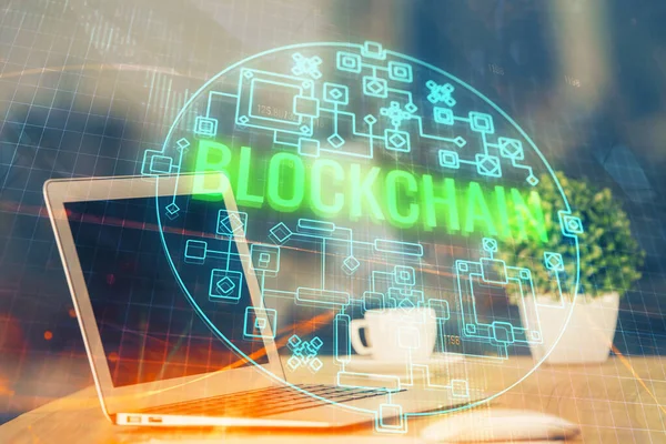 Multi eksponering af blockchain tema hologram og bord med computer baggrund. Begrebet Bitcoin krypto valuta. - Stock-foto
