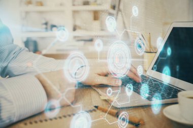 Teknoloji temalı dizüstü bilgisayarla çalışan bir iş adamı. Büyük veri kavramı. Çift pozlama.