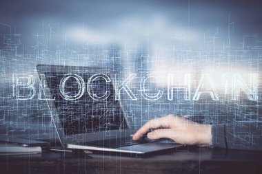 Arka planda bilgisayar üzerinde çalışan bir iş adamıyla engelleme temalı Hud. Kripto zinciri kavramı. Çift pozlama.