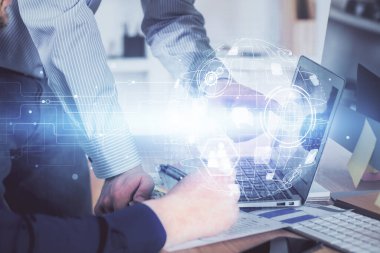 Sosyal ağ temalı hologramda iş adamı arka planda bilgisayar üzerinde çalışıyor. Çoklu pozlama.