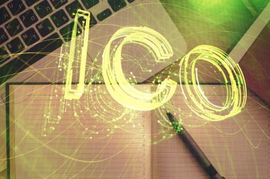 Masaüstü arkaplanındaki bilgisayarın üzerinden engelleme temalı hologram çizimleri. Üst Manzara. Çift pozlama.