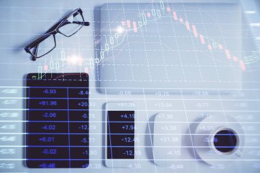 Masaüstünde telefonlu ön x grafik hologramına çift pozlama. Üst Manzara. Mobil ticaret platformu kavramı.