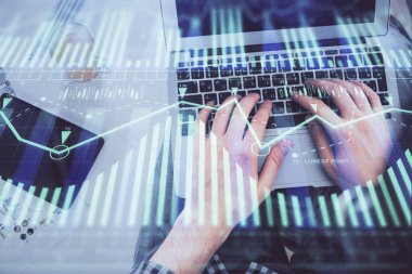 Erkeklerin ellerinin bilgisayar klavyesini ve veri temalı hologram çizimini yazarken çoklu pozlama. Üst Manzara. Teknoloji konsepti.