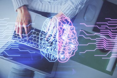 Bilgisayar ve insan beyin hologramı çizimleri üzerinde çalışan bir kadının çifte pozu. Üst Manzara. Ai kavramı.
