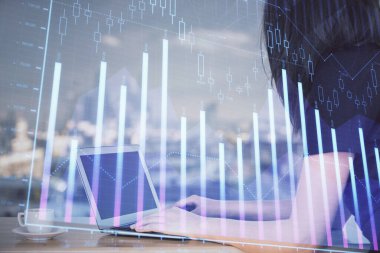 İş kadını ellerinin bilgisayar ve ön x çizelge hologramı çizimlerinde çifte pozlama. Mali analiz kavramı.