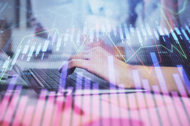 Bilgisayarda ve finansal grafik hologramında yazı yazan kadın ellerine çoklu maruz kalma. Borsa analizi kavramı.