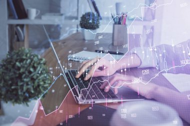 Bilgisayarda ve ön x grafik hologram çiziminde kadın eli yazarken çift pozlama. Borsa yatırım kavramı.
