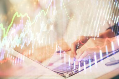 Bilgisayarda ve ön x grafik hologram çiziminde kadın eli yazarken çift pozlama. Borsa yatırım kavramı.