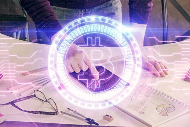 Erkeklerin el ele tutuşmalarının ve telefon ve kripto para birimi engelleme teması çiziminin iki kez görüntülenmesi.