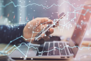 Bir adamın elini tutarken ve bir telefon ve finansal grafik çizimi kullanırken çift pozlama. Analiz kavramı.