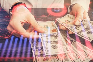 Finansal grafiğe çoklu pozlama hologram, Amerikan dolarları ve insan eli. Analiz kavramı.