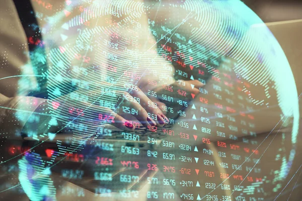 Mehrfachbelichtung von Frauenhänden beim Tippen auf Computer- und Business-Themen-Hologrammzeichnung. Erfolgskonzept. — Stockfoto