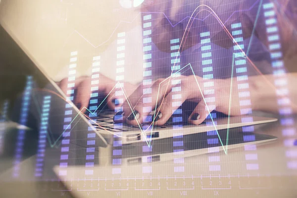 Doble exposición de las manos de la mujer escribiendo en la computadora y el dibujo del holograma gráfico de divisas. Concepto de inversión bursátil. —  Fotos de Stock