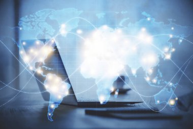 İş teması simgelerinin çifte pozlandırılması ve bilgisayar geçmişi olan çalışma alanı. Başarı kavramı.