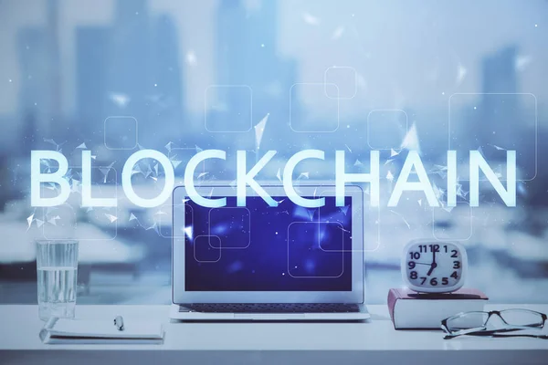 Dubbele blootstelling van blockchain en crypto economy thema hologram en tafel met computer achtergrond. Concept van Bitcoin cryptogeld. — Stockfoto