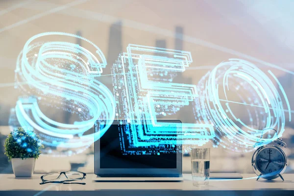 Dubbele belichting van tafel met computer en seo tekening hologram. Zoekoptimalisatie concept. — Stockfoto