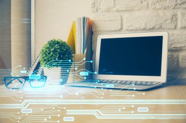 Masaüstü bilgisayarı ve teknoloji temalı holograma çift pozlama. Yazılım geliştirme kavramı.