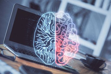 Bilgisayar ve beyin çizimi hologramıyla çalışma masasına çift pozlama. Beyin fırtınası konsepti.