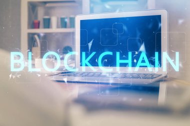 Blockchain temalı holograma ve bilgisayar arkaplanlı masaya çoklu maruz kalma. Bitcoin şifreleme para birimi kavramı.