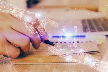 Veri teması çoklu pozlama simgeleri ile insan elleri yazılıyor.