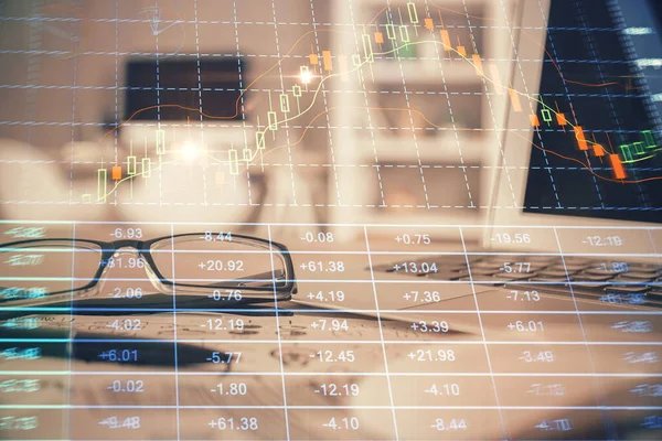 Finansiell diagram hologram med glasögon på bordet bakgrund. Begreppet företag. Dubbel exponering. — Stockfoto