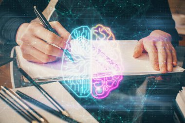 Arka planda beyin hologramıyla el yazısının iki katına çıkarılması. Öğrenme kavramı.