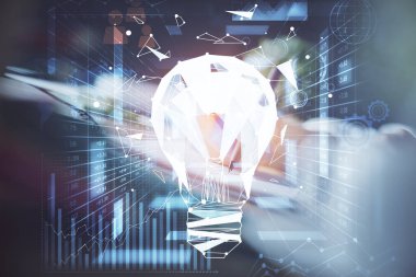 Kadın elinin üstüne ampul çizip arka planda not almak. Fikir kavramı. Çift pozlama