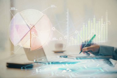 Arka planda bilgisayarda çalışan bir adamla birlikte çok sayıda formasyona maruz kaldık. Pazar analizi kavramı.