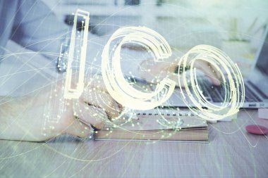 Arka planda bilgisayar üzerinde çalışan bir iş adamıyla engelleme temalı Hud. Kripto zinciri kavramı. Çift pozlama.