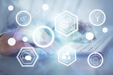 Sosyal ağ temalı hologramda iş adamı arka planda bilgisayar üzerinde çalışıyor. Çoklu pozlama.