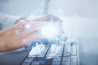 Sosyal ağ temalı hologramda iş adamı arka planda bilgisayar üzerinde çalışıyor. Çoklu pozlama.