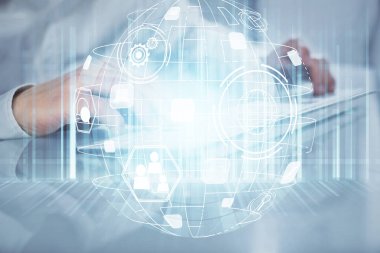 Sosyal ağ temalı hologramda iş adamı arka planda bilgisayar üzerinde çalışıyor. Çoklu pozlama.