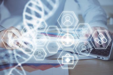 DNA hologramı ve iş adamı arka planda bilgisayar üzerinde çalışıyor. Biyomühendislik kavramı. Çift pozlama.