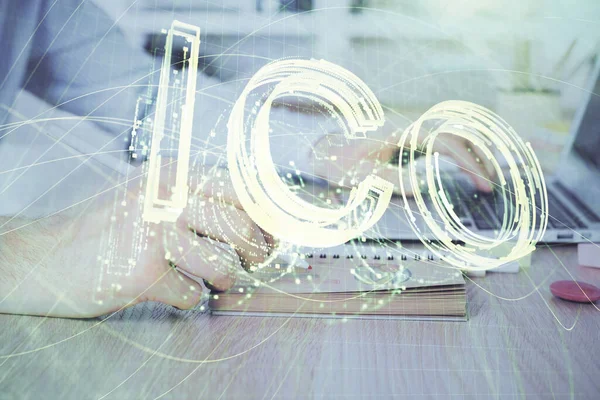 Arka planda bilgisayar üzerinde çalışan bir iş adamıyla engelleme temalı Hud. Kripto zinciri kavramı. Çift pozlama.