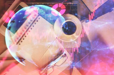 Masaüstü üzerinde telefon ile iş temalı hologramın çifte pozlandırılması. Üst Manzara. Mobil uluslararası ticaret bağlantısı kavramı.