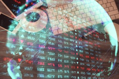 Masaüstü üzerinde telefon ile iş temalı hologramın çifte pozlandırılması. Üst Manzara. Mobil uluslararası ticaret bağlantısı kavramı.