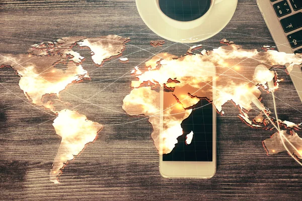 Masaüstü üzerinde telefon ile iş temalı hologramın çifte pozlandırılması. Üst Manzara. Mobil uluslararası ticaret bağlantısı kavramı. — Stok fotoğraf
