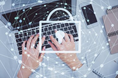 Bilgisayarda çalışan ve hologram çizimlerini kilitleyen kadın elleri çift pozlama. Üst Manzara. Güvenlik kavramı.