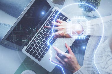 Bilgisayar ve insan beyin hologramı çizimleri üzerinde çalışan bir kadının çifte pozu. Üst Manzara. Ai kavramı.