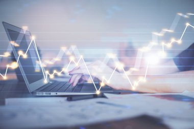 İş kadını ellerinin bilgisayar ve ön x çizelge hologramı çizimlerinde çifte pozlama. Mali analiz kavramı.