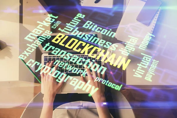 Doble exposición de las manos de la mujer que trabajan en el dibujo del holograma del tema de la computadora y blockchain. Vista superior. concepto criptomoneda bitcoin. — Foto de Stock