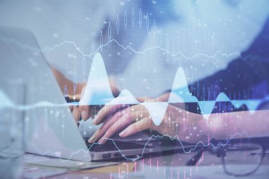 Bilgisayarda ve finansal grafik hologramında yazı yazan kadın ellerine çoklu maruz kalma. Borsa analizi kavramı.