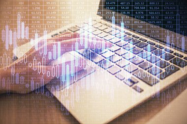 Bilgisayarda ve ön x grafik hologram çiziminde kadın eli yazarken çift pozlama. Borsa analizi kavramı.
