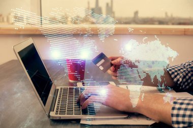 Elinde kredi kartı ve sosyal ağ temalı bir çizim tutan bir adamın çift pozu. Dijital finans ve E-ticaret kavramı.