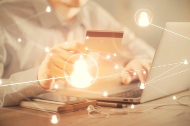 Elinde kredi kartı ve sosyal ağ temalı bir çizim tutan bir adamın çift pozu. Dijital finans ve E-ticaret kavramı.