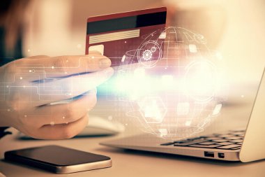 İnternetten alışveriş yapan kadının elinde kredi kartı ve sosyal ağ temalı bir çizim var. İlişki E-ticaret kavramı.