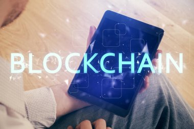 Erkeklerin el ele tutuşmalarının ve telefon ve kripto para birimi engelleme teması çiziminin iki kez görüntülenmesi.