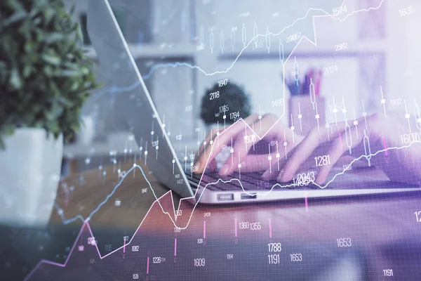 컴퓨터로 타이핑하는 여성의 손이 두 배로 노출되고, 심방도 (forex chart) 홀로그램 그림. 주식 투자 개념. — 스톡 사진