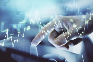 Erkeklerin el ele tutuşup dijital telefon ve forx grafik çizimleri kullanırken birden fazla pozlama. Finansal piyasa kavramı.