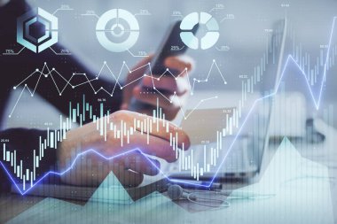 Bir adamın elini tutarken ve bir telefon ve finansal grafik çizimi kullanırken çift pozlama. Analiz kavramı.